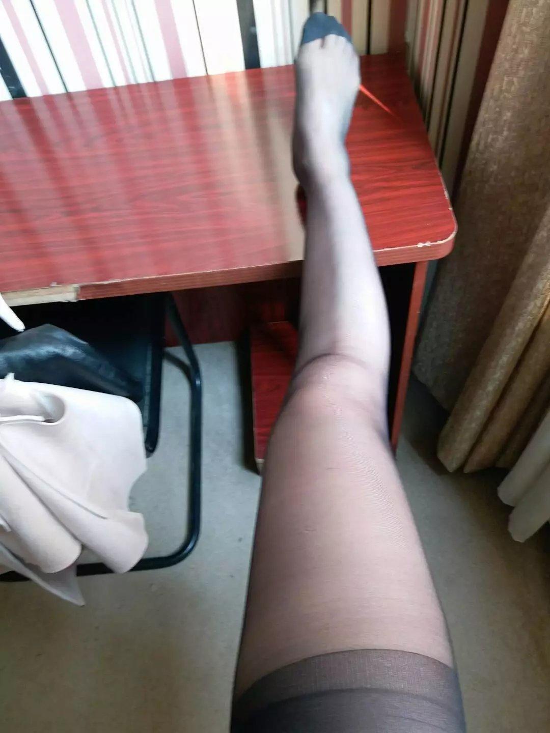 爱穿丝袜的离异熟女 第1张