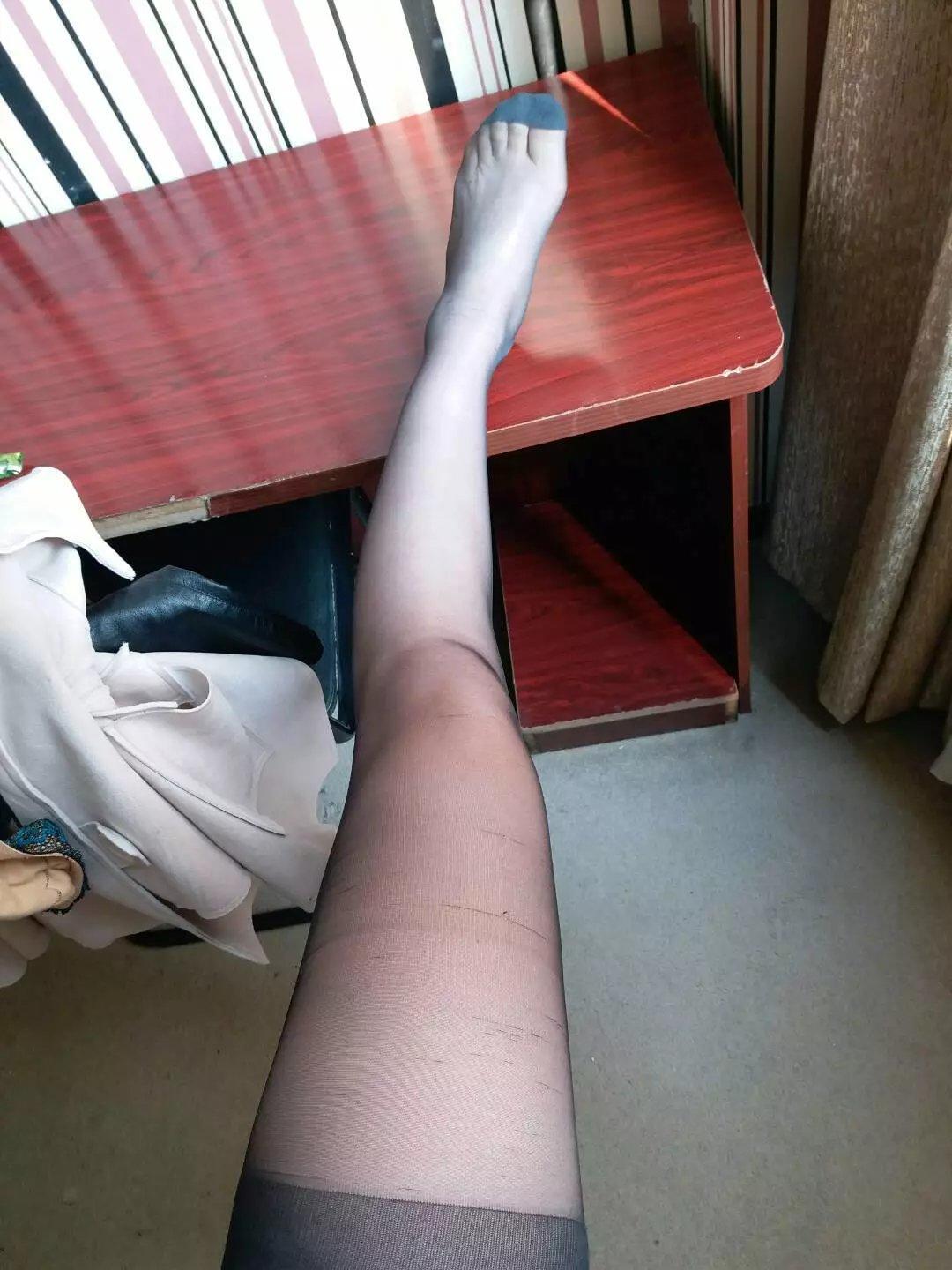 爱穿丝袜的离异熟女 第2张