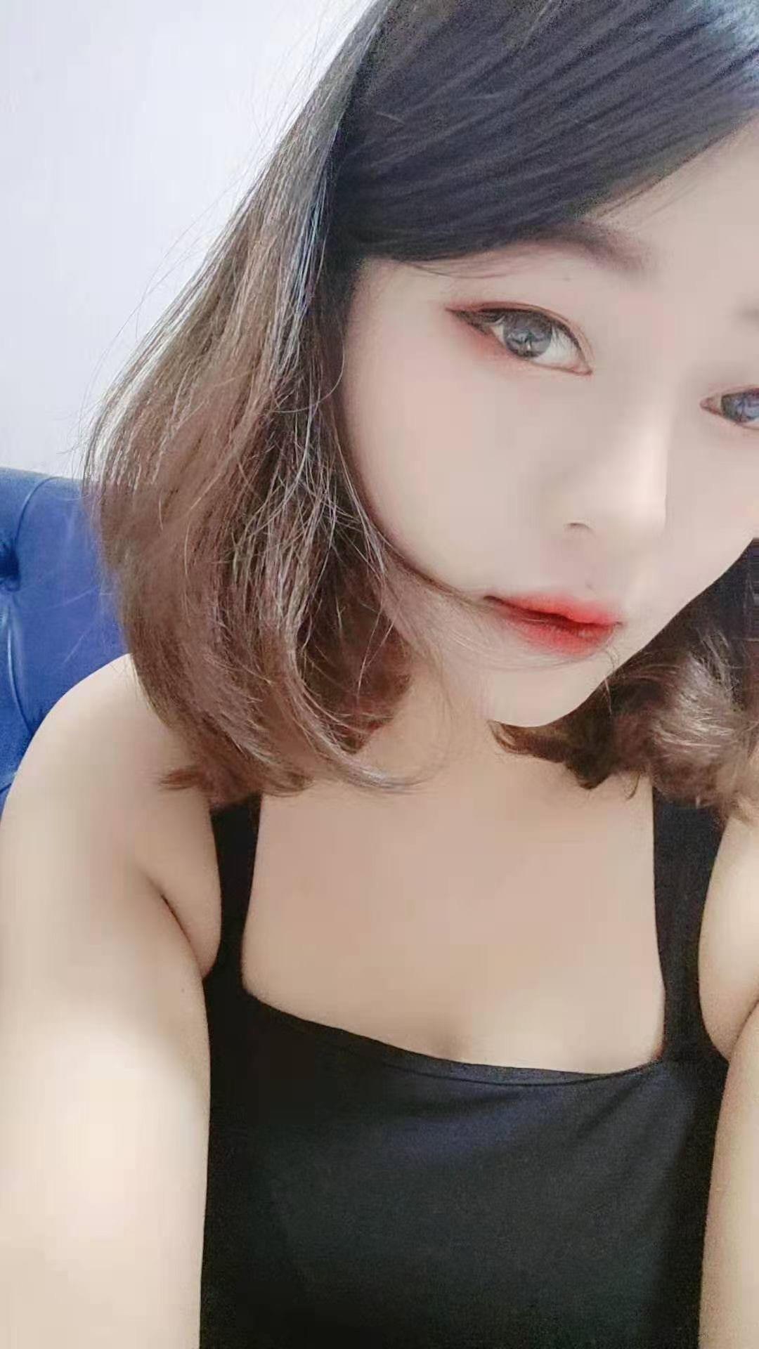 乳神佳佳 第1张