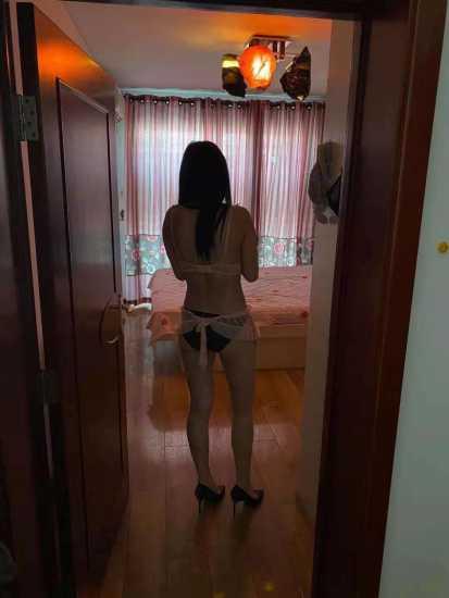 西大望路外表斯文有气质，衣服脱了露豪乳，床上热情似火 第2张