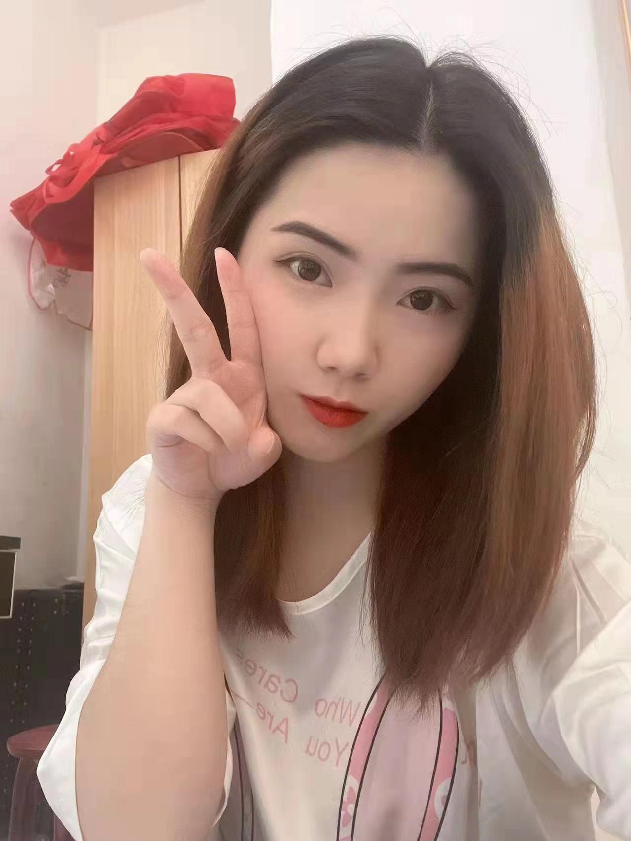 布依族02年的妹子,刚满20岁 第1张