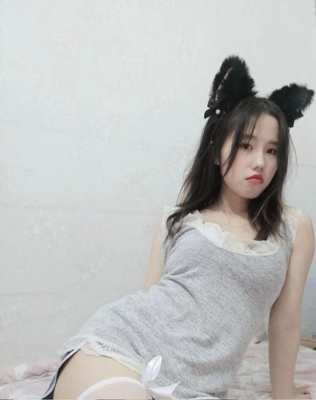 分享一个极品嫩妹，屁股翘手感好，性价比高 第1张