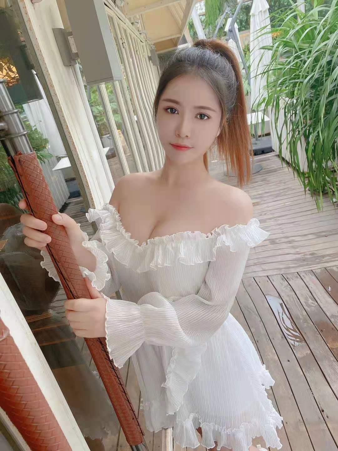 自广东的大波嫩妹,外表淑女上床很会发浪,后入爽度爆炸 第1张