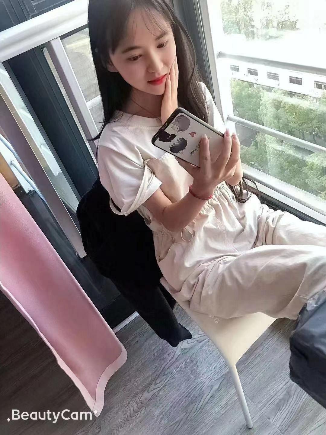 01年小妹妹，高颜值好身材 第3张